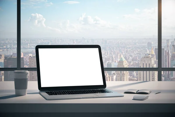 Moderner Designer Schreibtisch Mit Leerem Weißen Laptop Bildschirm Kaffeetasse Etwas — Stockfoto