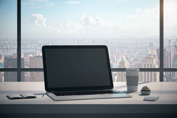 Moderner Designer Schreibtisch Mit Sauberem Laptop Bildschirm Kaffeetasse Etwas Zubehör — Stockfoto