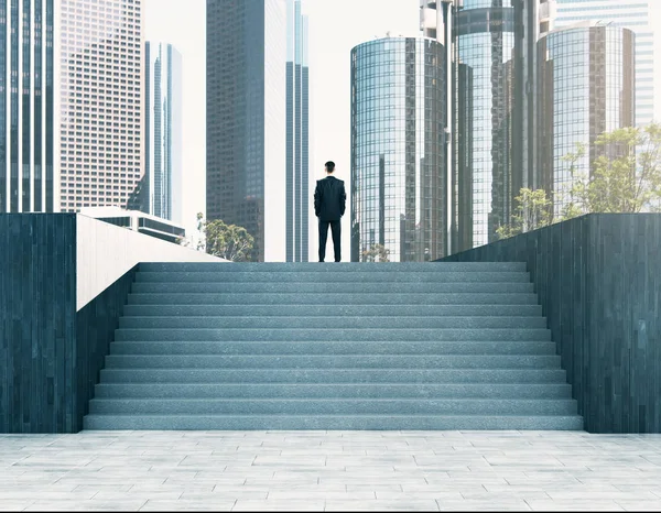 Empresario Mirando Distancia Escaleras Abstractas Fondo Ciudad Concepto Investigación Éxito — Foto de Stock