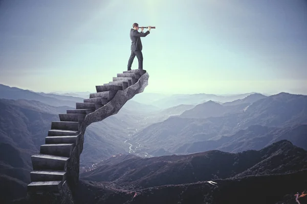 Επιχειρηματίας Που Ψάχνει Απόσταση Στις Αφηρημένες Σκάλες Τοπίο Φόντο Έρευνα — Φωτογραφία Αρχείου