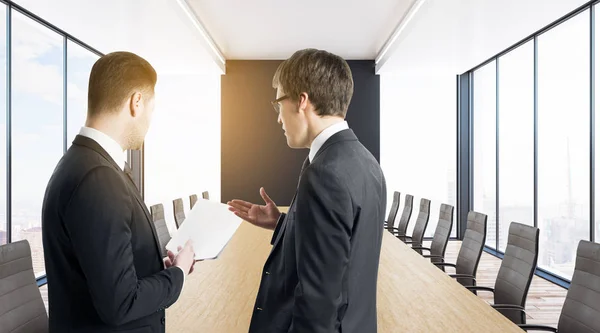 Gutaussehende Europäische Geschäftsleute Diskutieren Einem Modernen Konferenzraum Mit Sonnenlicht Über — Stockfoto