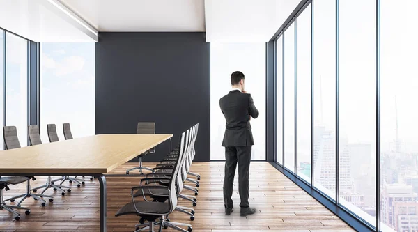 Jovens Empresários Atenciosos Interior Sala Reuniões Moderna Com Vista Panorâmica — Fotografia de Stock