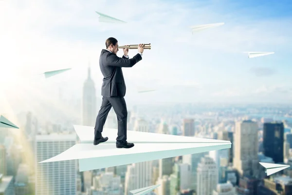 Empresario Mirando Distancia Con Prismáticos Mientras Está Pie Plano Papel — Foto de Stock