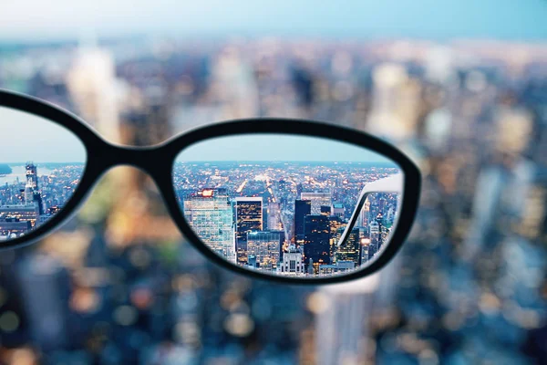 Primer Plano Las Gafas Sobre Fondo Borroso Ciudad Concepto Visión — Foto de Stock