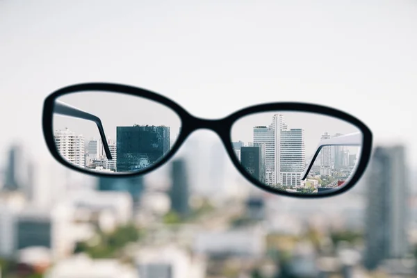 Close Óculos Ópticos Fundo Cidade Embaçada Conceito Visão Limpa Renderização — Fotografia de Stock