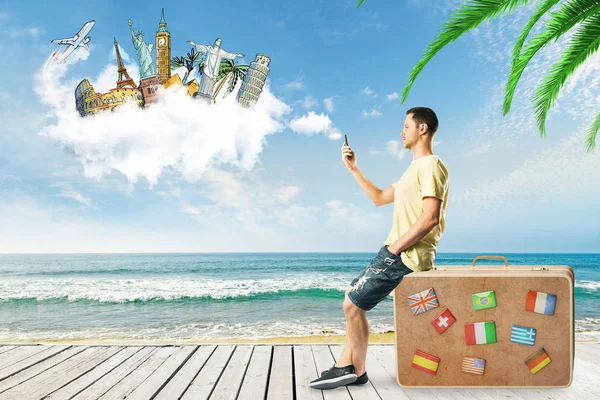 休闲年轻的欧洲男子与智能手机 行李和旅行素描在蓝天背景 旅游和海滩概念 — 图库照片