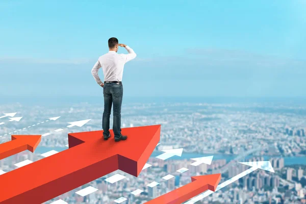 Hombre Negocios Mirando Distancia Flechas Rojas Fondo Cielo Azul Concepto — Foto de Stock