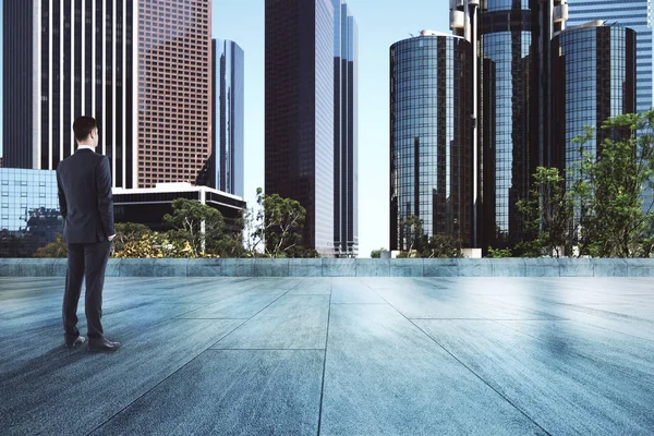 Jovem Empresário Europeu Atraente Telhado Com Vista Para Cidade Conceito — Fotografia de Stock