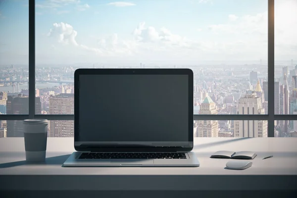 Designer Moderno Desktop Escritório Com Tela Laptop Vazio Xícara Café — Fotografia de Stock