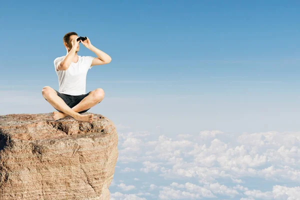 Young Man Using Binoculars Cliff Sky Background Research Relax Concept — Stock Photo, Image