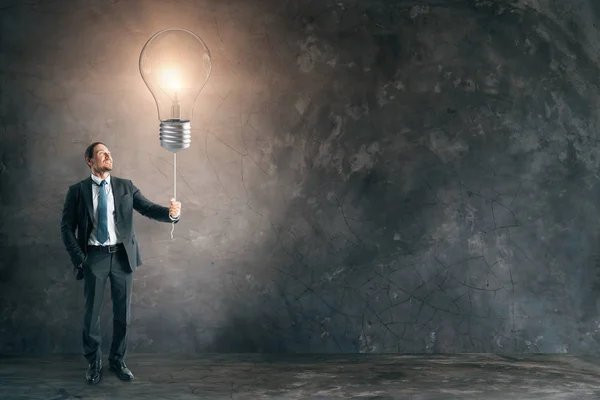 Joven Hombre Negocios Guapo Sosteniendo Globos Bombilla Creativa Sobre Fondo — Foto de Stock