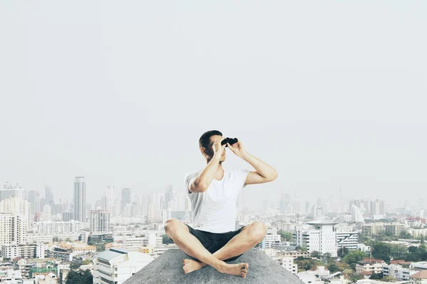 Giovane Uomo Meditante Utilizzando Binocolo Sfondo Cielo Della Città Futuro — Foto Stock