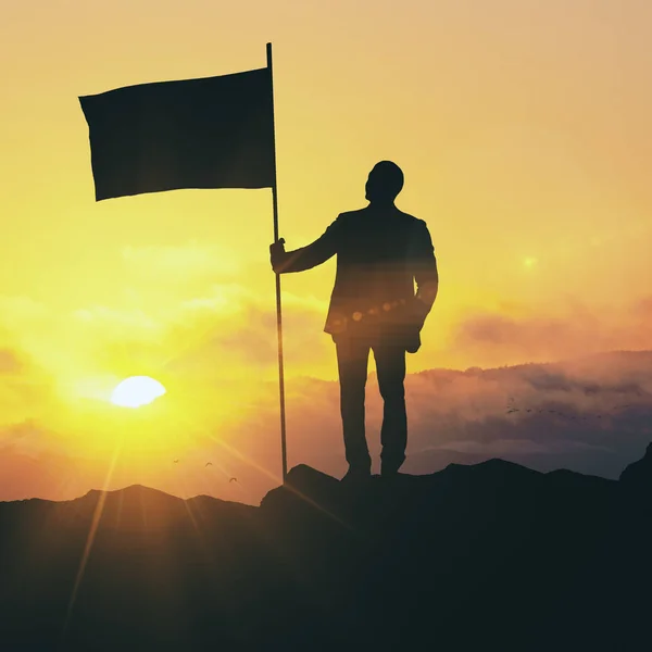 Εικόνα Φωτιζόμενη Άνθρωπος Σημαία Στέκεται Στην Κορυφή Του Βουνού Την — Φωτογραφία Αρχείου