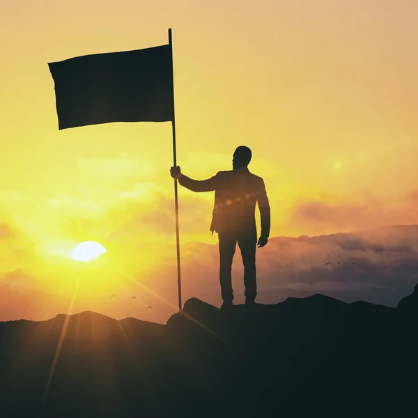 Εικόνα Φωτιζόμενη Άνθρωπος Σημαία Στέκεται Στην Κορυφή Του Βουνού Την — Φωτογραφία Αρχείου