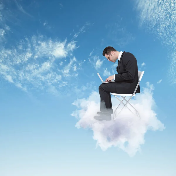 Junger Mann Auf Der Wolke Der Laptop Arbeitet Himmel Hintergrund — Stockfoto