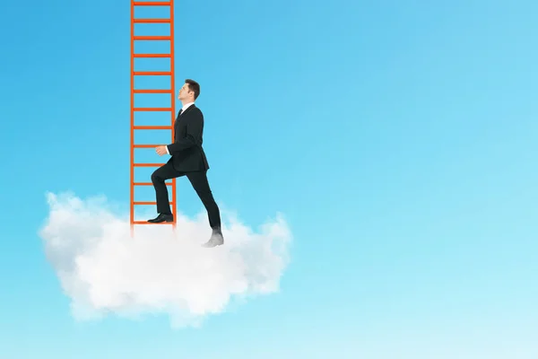 Επιχειρηματίας Σύννεφο Σκάλα Στο Φόντο Του Ουρανού Όνειρο Και Μελλοντικών — Φωτογραφία Αρχείου