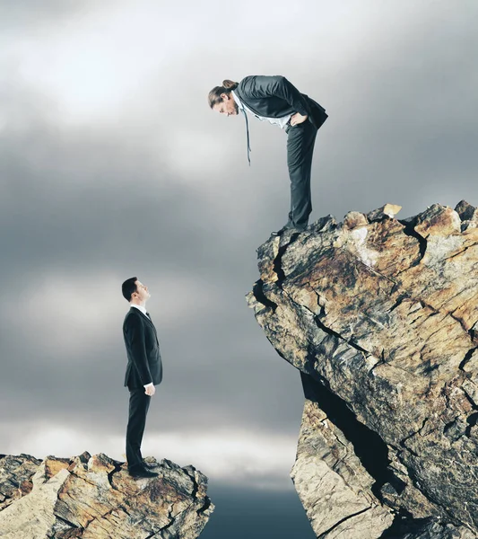 Zwei Geschäftsleute Auf Unterschiedlichen Klippenebenen Die Einander Anschauen Supervision Und — Stockfoto