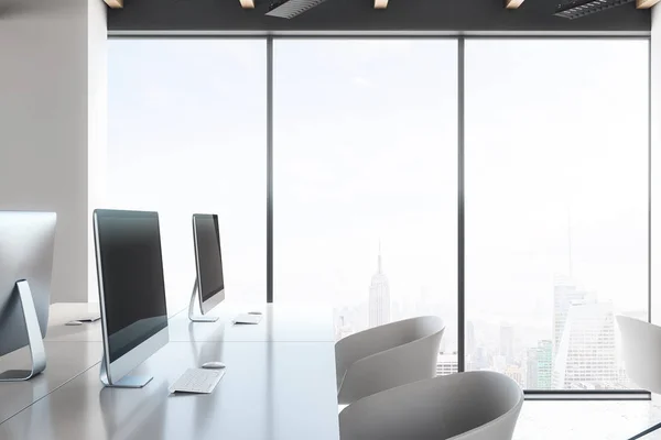 Interior Escritório Coworking Branco Com Vista Para Cidade Tela Computador — Fotografia de Stock
