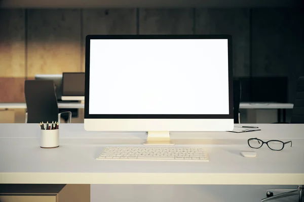 Irodai Asztal Üres Fehér Számítógép Képernyőjén Modell Akár Leképezés — Stock Fotó