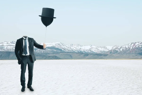 Homem Negócios Abstrato Segurando Cabeça Balão Com Chapéu Fundo Paisagem — Fotografia de Stock