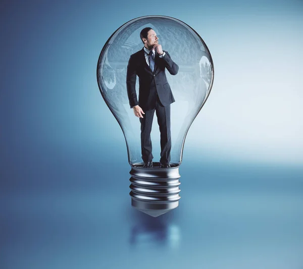 Geschäftsmann Einer Glänzenden Glühbirne Auf Grauem Hintergrund Idee Und Machtkonzept — Stockfoto