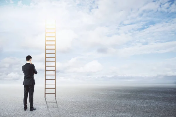 Hombre Negocios Mirando Escaleras Fondo Del Cielo Concepto Éxito Oportunidad — Foto de Stock