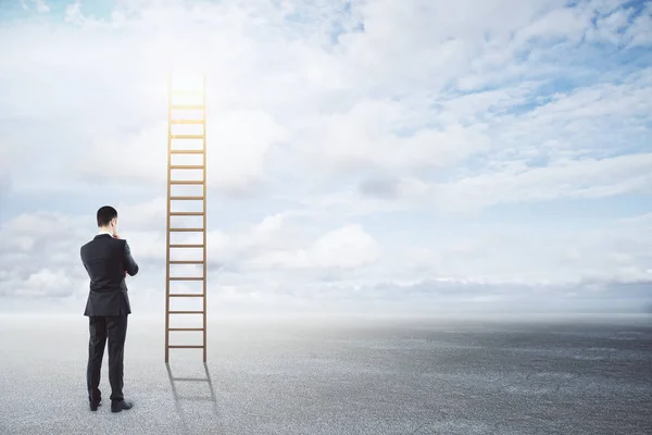 Hombre Negocios Mirando Escaleras Fondo Del Cielo Concepto Éxito Oportunidad —  Fotos de Stock