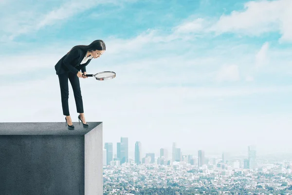 Çatıdan Aşağı Bakıyor Büyüteç Ile Kadını Şehir Arka Plan Araştırma — Stok fotoğraf