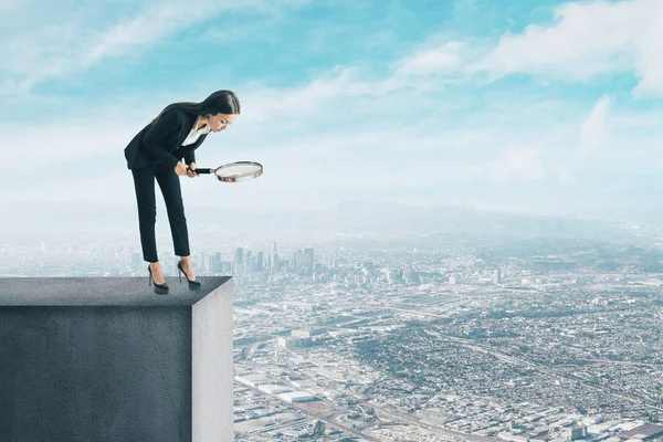 Mujer Negocios Con Lupa Mirando Desde Azotea Fondo Ciudad Concepto — Foto de Stock