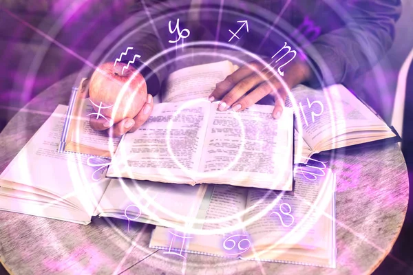 Fechar Mãos Segurando Livro Brilhante Com Roda Zodíaco Conceito Magia — Fotografia de Stock