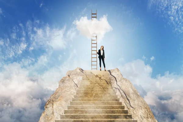 Joven Empresaria Subiendo Escaleras Sobre Hermoso Fondo Cielo Con Nubes — Foto de Stock