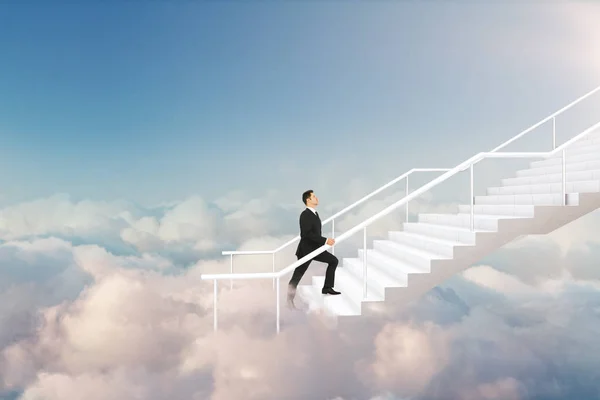 年轻的商人爬上楼梯 在美丽的天空背景与云彩 职业发展与成功理念 — 图库照片