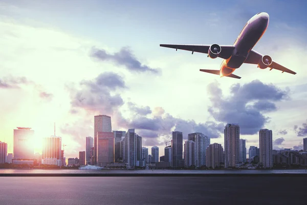 Hermosa Vista Moderna Ciudad Con Luz Del Sol Volar Avión — Foto de Stock