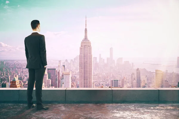ビジネスマンは ニューヨークと日光とコンクリートの屋上で遠くを見ています 研究と思うコンセプト — ストック写真
