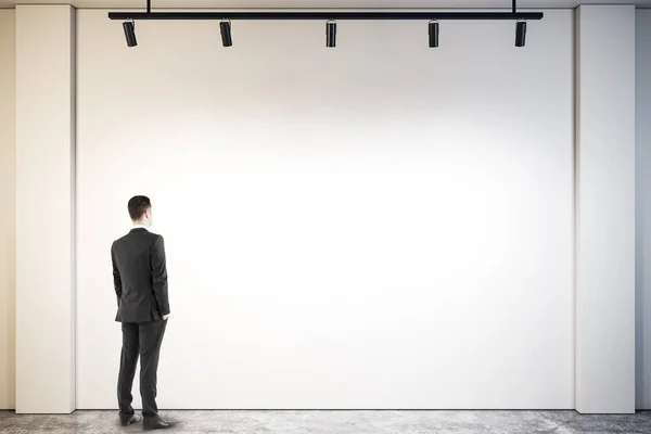 Joven Hombre Negocios Galería Mirando Cartel Blanco Concepto Exposición Maquillaje — Foto de Stock