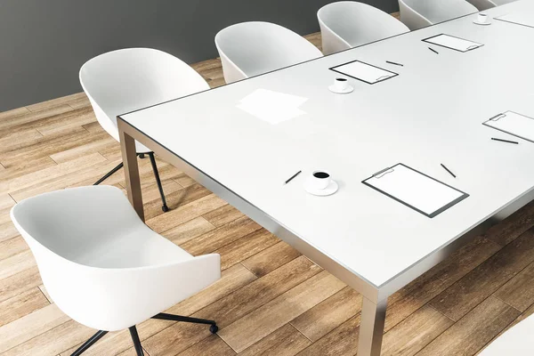 在木质会议室内 您可在办公桌旁与咖啡杯和文具用品配套 设计理念 — 图库照片