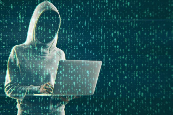 Unkenntlich Hacker Mit Laptop Mit Digitalem Binärcode Auf Dunklem Hintergrund — Stockfoto