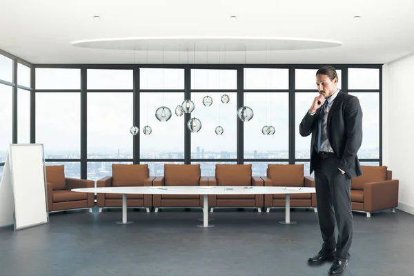 Jeune Homme Affaires Européen Réfléchi Debout Dans Hall Intérieur Lumineux — Photo