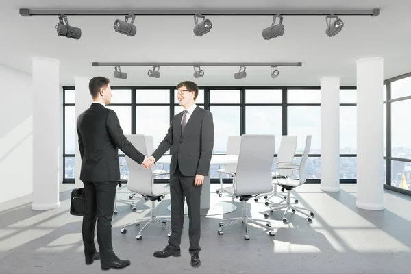 两位英俊的欧洲商人在现代办公室内部握手 团队合作和成功理念 — 图库照片