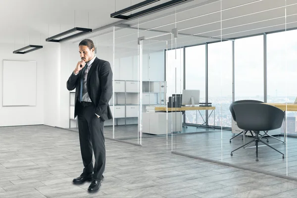 Attraktive Nachdenkliche Junge Europäische Geschäftsmann Steht Betonbüro Interieur Mit Blick — Stockfoto
