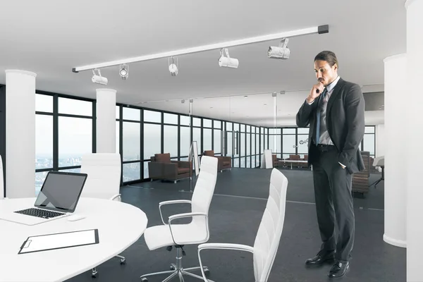 매력적인 사려깊은 실업가 현대적인 회의실에 인테리어 렌더링 — 스톡 사진