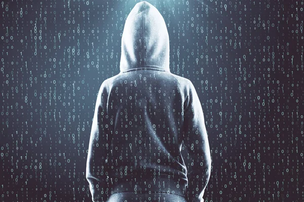 犯罪者とハッキングの概念 抽象的な灰色バイナリ コード背景上のハッカー 二重露光 — ストック写真