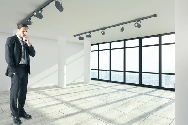 Attrayant Réfléchi Jeune Homme Affaires Européen Debout Dans Intérieur Bureau — Photo