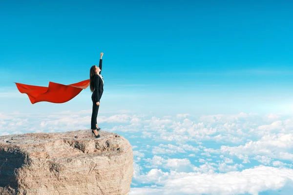 Boční Pohled Super Hrdina Žena Mys Stojící Útesu Jasná Obloha — Stock fotografie