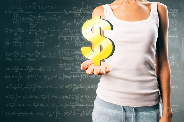 Lässige Frau Mit Gelbem Dollarzeichen Auf Kreidetafel Mit Mathematischen Formeln — Stockfoto