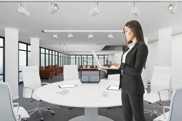Empresária Moderna Sala Reuniões Interior Com Móveis Laptop Vazio Preparem — Fotografia de Stock