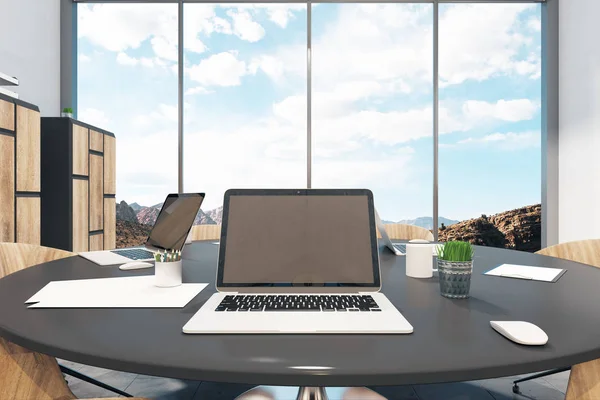 Nahaufnahme Eines Leeren Laptops Modernen Konferenzraum Interieur Mit Blick Auf — Stockfoto