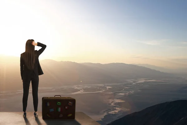 Achteraanzicht Van Backlit Vrouw Staande Het Dak Met Bagage Uitzicht — Stockfoto