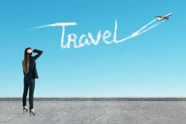 Kadın Seyahat Desen Gökyüzü Arka Plan Uçakta Çatıda Seyahat Kavramı — Stok fotoğraf