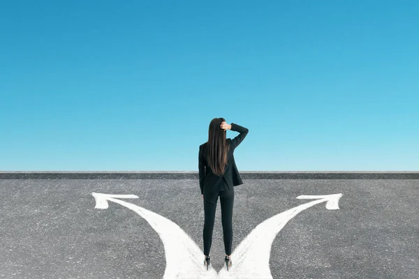 Achteraanzicht Van Jonge Zakenvrouw Permanent Weg Met Pijlen Hemelachtergrond Andere — Stockfoto